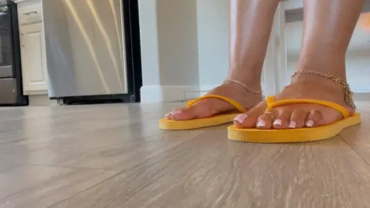 Yellow Flip Flop 360 POV