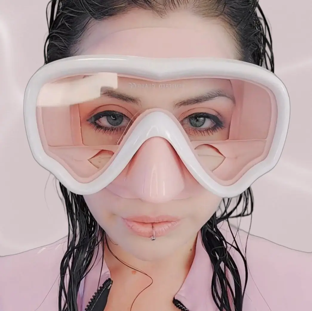 Scuba Babe Photoset in Diving Mask and Swimsuit