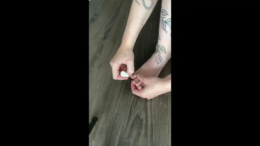 Painting my toe nails