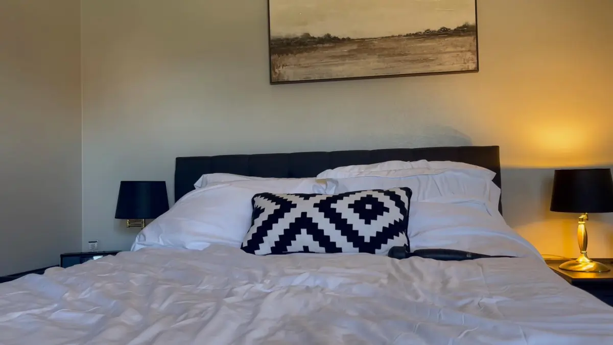 Blonde orgasm using vibrator