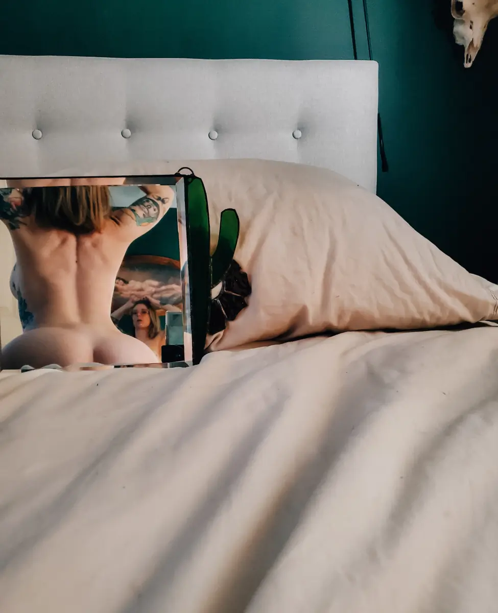 Miss Amber header