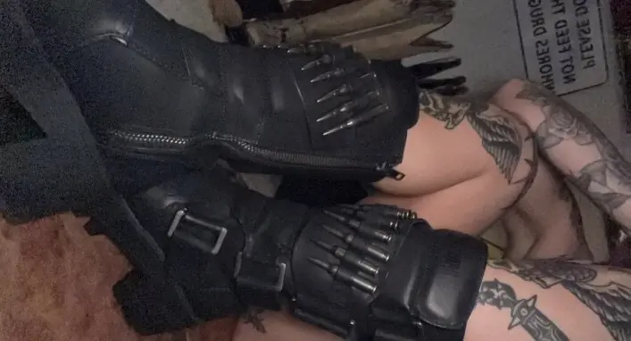 The wrangler queen feet header