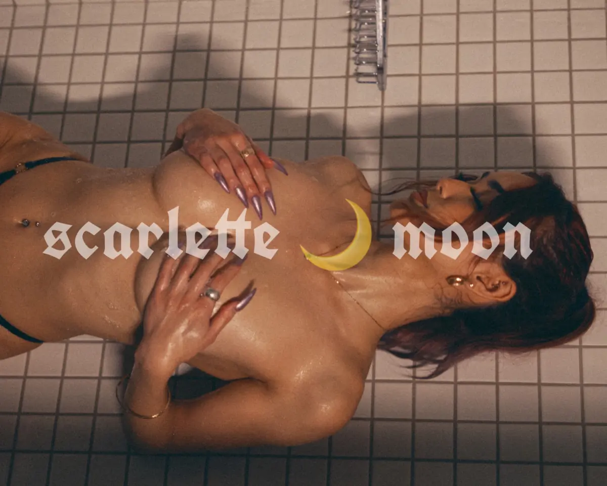 𝕾𝖈𝖆𝖗𝖑𝖊𝖙𝖙𝖊 🌙 𝕸𝖔𝖔𝖓 cover