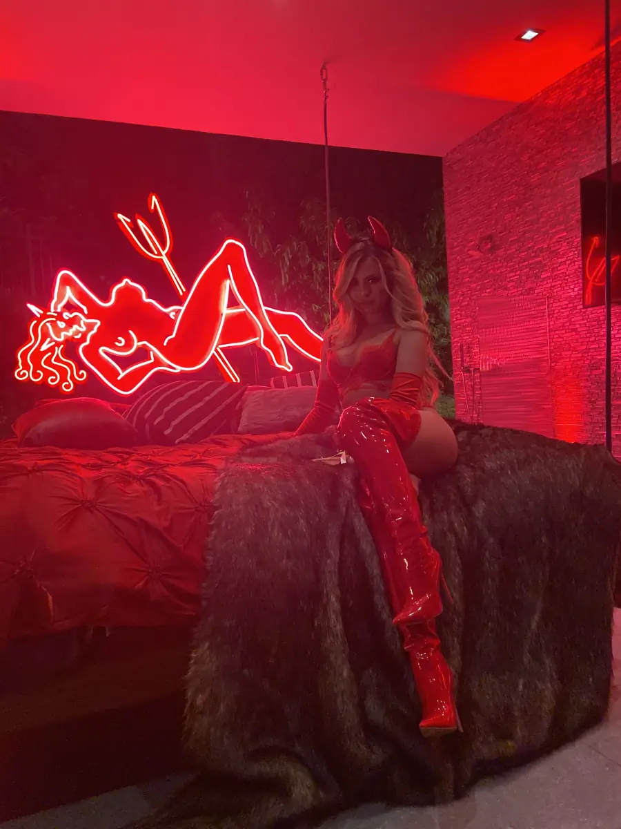 Nikki Black header