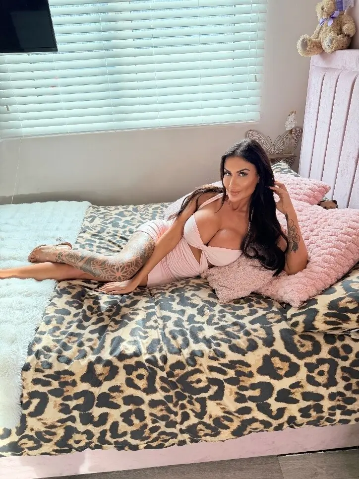 𝐂𝐨𝐜𝐤 𝐇𝐮𝐧𝐠𝐫𝐲 𝐏𝐨𝐬𝐡 𝐂𝐡𝐢𝐜𝐤 cover