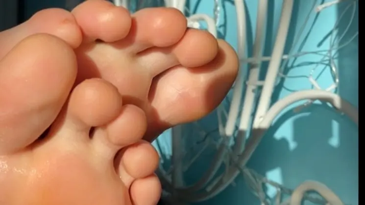 small_girl_feet cover