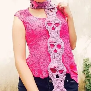 Throwback to 2019 when I made this crochet skull scarf 💀