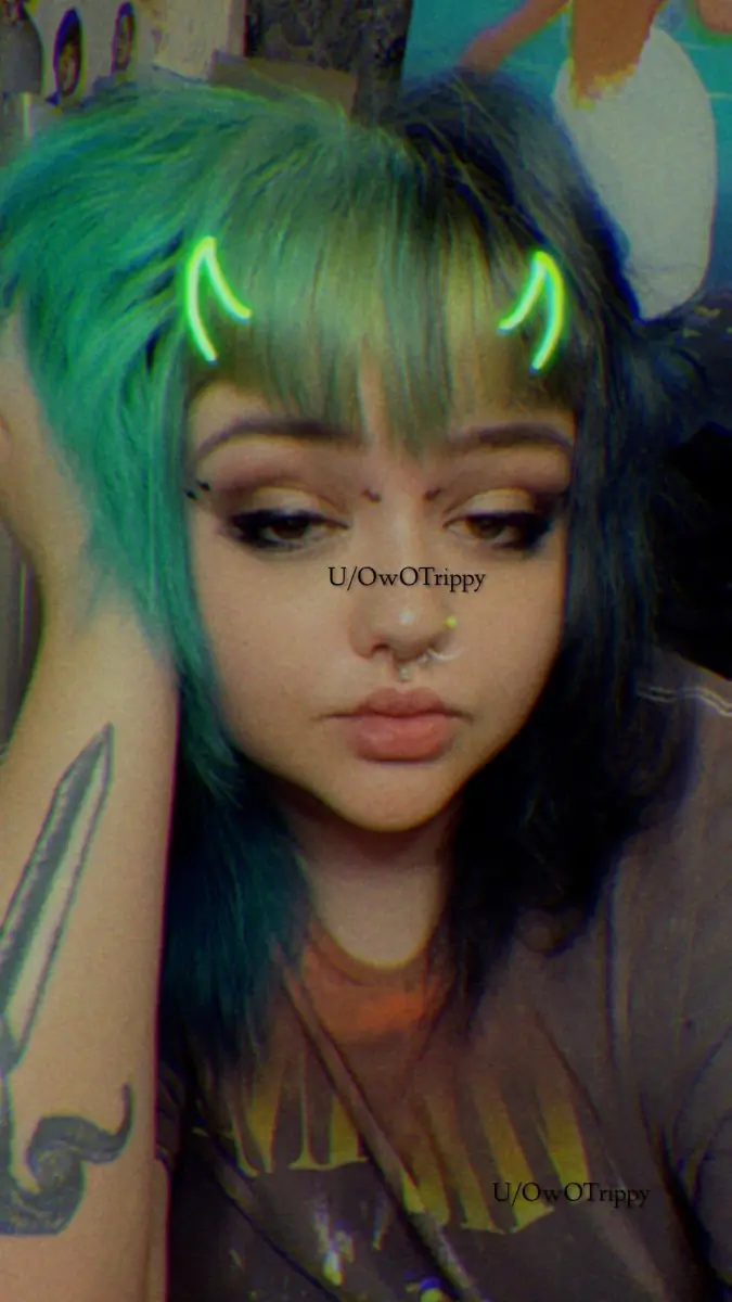 The goth gf…….. the big tiddys (swipe)